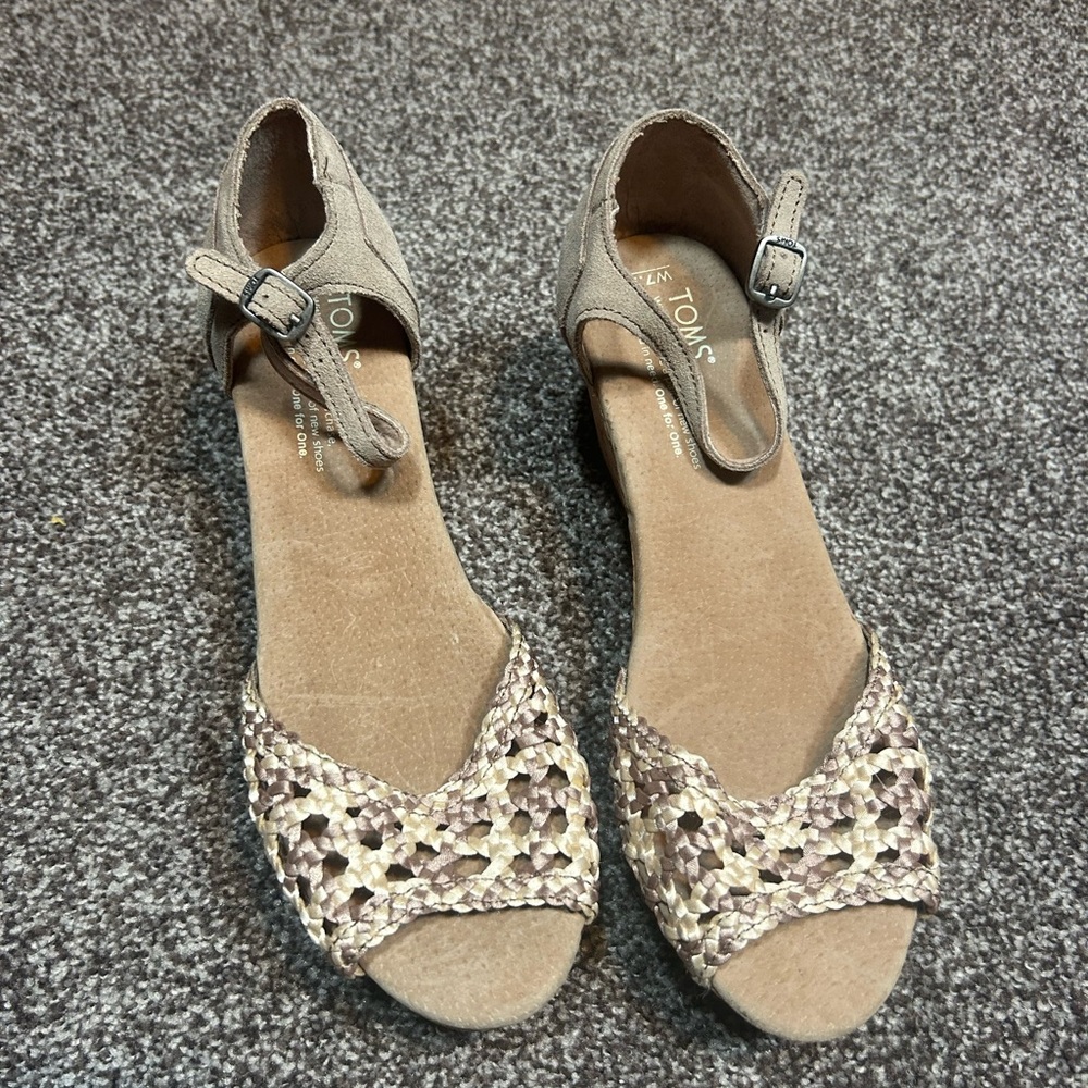 TOMS Women’s Beige Woven Peep-Toe Ankle-Strap Sandals